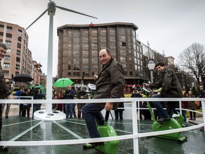 El presidente de Iberdrola, Ignacio Sánchez Galán en el centro, junto al alcalde de Bilbao, Juan María Aburto, a la izquierda de la imagen y el diputado general de Bizkaia, Unai Rementeria