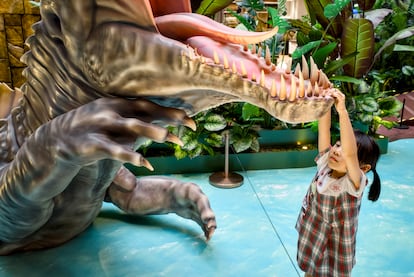 Una niña en una exposición de dinosaurios organizada con motivo del estreno de 'Jurassic World Rebirth', en Hong Kong, el pasado 27 de junio.