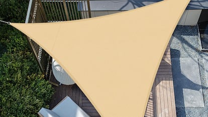 Artículo de EL PAÍS Escaparate que describe las ventajas de uso de un toldo de vela triangular de exterior.