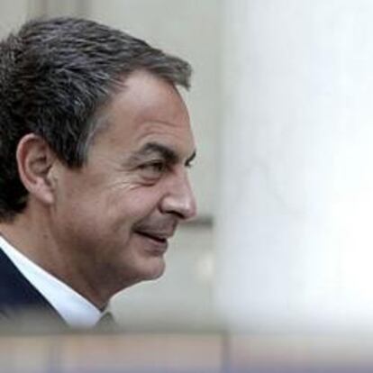 Zapatero y Rajoy pactan acelerar las fusiones de cajas y reformar la Lorca antes de agosto