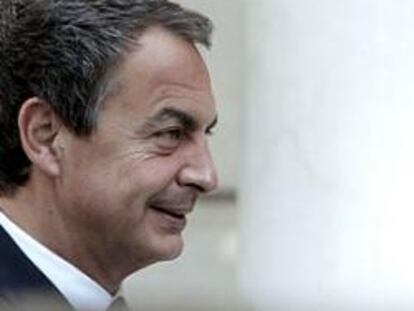 Zapatero y Rajoy pactan acelerar las fusiones de cajas y reformar la Lorca antes de agosto