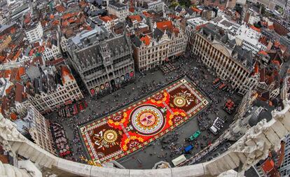 Vista aérea del tapiz floral gigante instaldo en la Grand Place de Bruselas.
