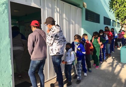 Un grupo de niños entra a la escuela, en una imagen de archivo.