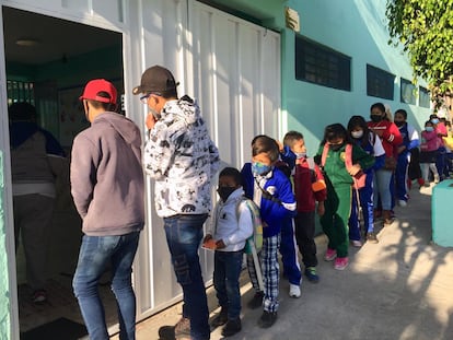 Un grupo de niños entra a la escuela, en una imagen de archivo.