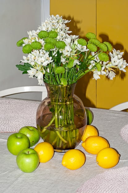 En la cocina, composición de flores y frutas que remite, en clave pop, a los bodegones pictóricos del XVII.