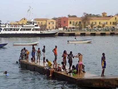 Gorée es la isla más visitada por los turistas extranjeros y por los propios senegaleses, que llenan cada día su playa.