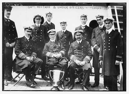 La tripulación del Carpathia recibe un homenaje por sus labores de rescate durante el desastre del Titanic. El buque estuvo en servicio hasta que fue movilizado para el traslado de tropas entre EE UU y Europa durante la I Guerra Mundial. Fue hundido en julio 1918 por un submarino alemán.