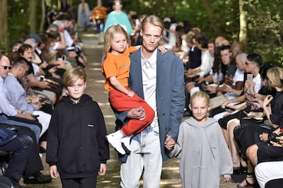 Familias de verdad, vestidas cuidadosamente mal por Balenciaga en su desfile primavera-verano 2018.