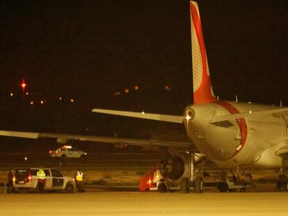 El avión de Air Arabia y un vehículo de la Guardia Civil en el aeropuerto de Palma de Mallorca este viernes.