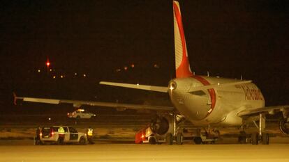 El avión de Air Arabia y un vehículo de la Guardia Civil en el aeropuerto de Palma de Mallorca este viernes.