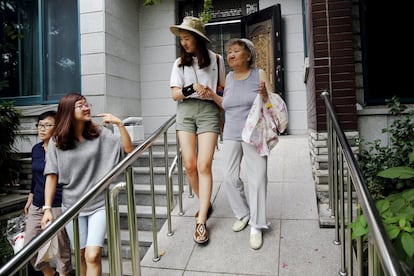 La antigua "mujer de solaz" surcoreana Gil Won-ok es ayudada a caminar por una voluntaria de camino a la la protesta que se celebra cada miércoles en Seúl para reclamar una disculpa y una compensación del Gobierno japonés por los abusos que mujeres como ella sufrieron durante la guerra. Gil nació en lo que hoy es Corea del Norte en 1927 y en 1940 fue raptada y llevada a un burdel militar japonés. Contrajo la sífilis y desarrolló varios tumores debido a su trabajo como mujer de solaz. Un médico militar le extirpó el útero, imposibitándola para tener hijos. Gil dice que quiere que el Gobierno japonés le pida disculpas por lo que le hicieron.