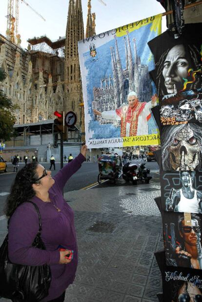 Tienda de recuerdos turísticos ante el templo de la Sagrada Familia.