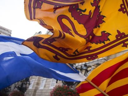 Catalanes portan banderas independentistas ante la Generalitat, el pasado septiembre.