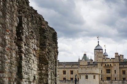 Antes de pagar una pequeña fortuna para entrar en la Torre de Londres, es recomendable cruzar la calle para ver (gratis) los restos de una edificación con mil años más de antigüedad: el London Wall. Es la sección mejor conservada de la muralla romana que circunvalaba la ciudad, datada hacia el año 200. Es el lugar que mejor conserva las raíces de Londres: el asentamiento romano amurallado de Londinium, fundado en el año 43 junto a la orilla norte del Támesis, donde hoy está la City. english-heritage.org.uk.