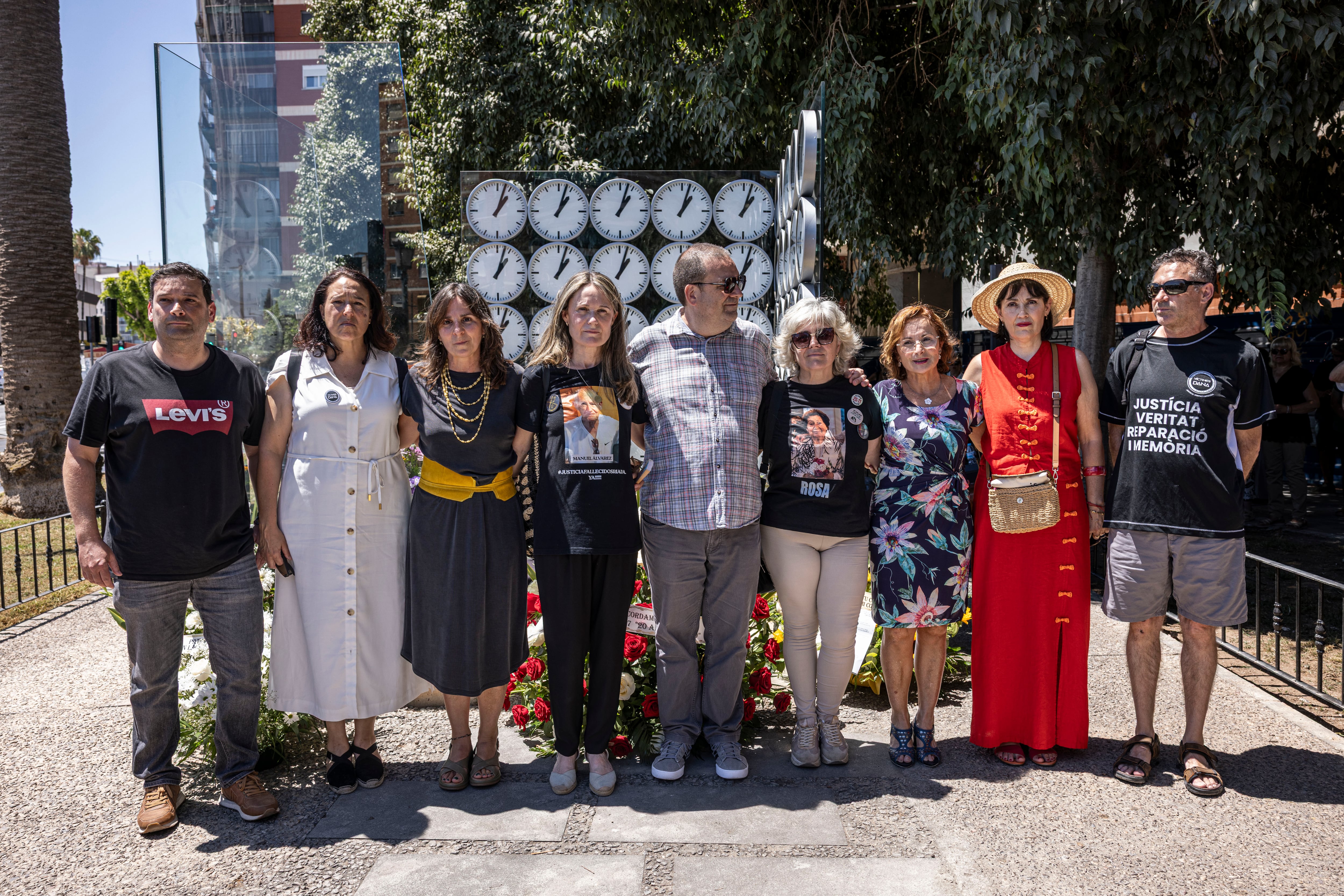 Las presidentas de la Asociación de Víctimas del Metro del 3 de julio (AVM3J), junto a las representantes de las asociaciones de víctimas de la Dana durante el acto celebrado este viernes con motivo del vigésimo aniversario del accidente de Metrovalencia.