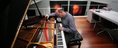 Leonardo Pizzolante afina el piano en su estado actual.