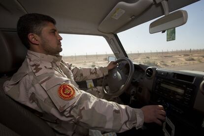 Mohamed Albaudi, uno de los principales jefes de la brigada 166, se dirige al puesto fronterizo de de Abu Grein.