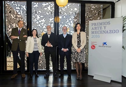 Los galardonados en la sexta edición de los Premios Arte y Mecenazgo, junto a Elisa Durán y Mercedes Basso
