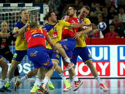 Los jugadores de las selecciones de España y Suecia disputan el balón durante la final del Campeonato Europeo de Balonmano.