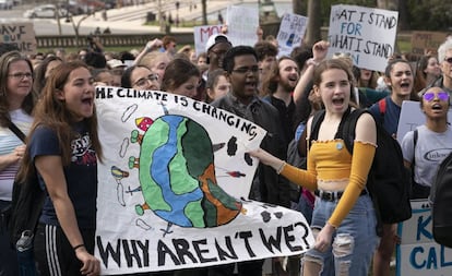 Jóvenes se manifiestan por el clima en Washington, este viernes.