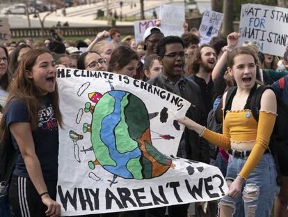 Jóvenes se manifiestan por el clima en Washington, este viernes.