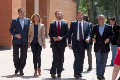 De izquierda a derecha, el presidente del PP vasco, Antonio Basagoiti, la presidenta del Parlamento vasco, Arantxa Quiroga, el cnadidato a la alcaldía de Vitoria, Javier Maroto, el líder popular, Mariano Rajoy y el diputado general de Álava, Javier de Andrés.