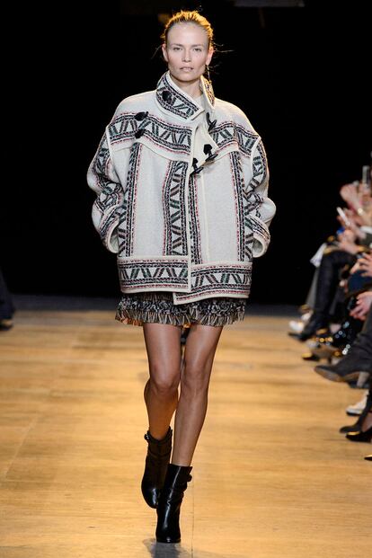 Una de las chaquetas XXL con estampado étnico en el desfile de Isabel Marant.