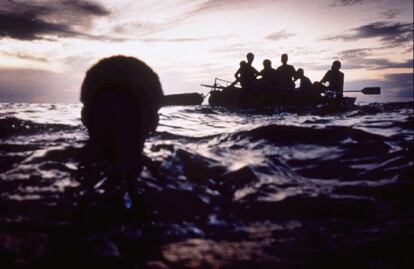 Un grupo de cubanos inicia su huida de la isla durante la 'crisis de los balseros' en septiembre de 1994. Fotografía de Garo Lachinian galardonada con uno de los premios del World Press Photo de 1994.