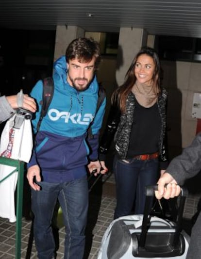 Fernando Alonso y Lara Alvarez llegando a Jerez.