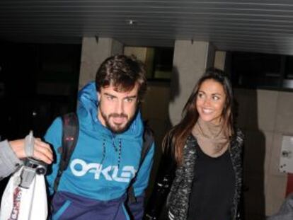 Fernando Alonso y Lara Alvarez llegando a Jerez.