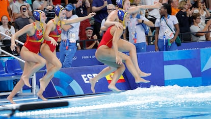 Las jugadoras de la selección de waterpolo celebran el oro olímpico.