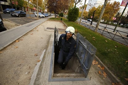 Mesures de seguretat al subsòl abans del partit entre el Reial Madrid i el Barça a Madrid.