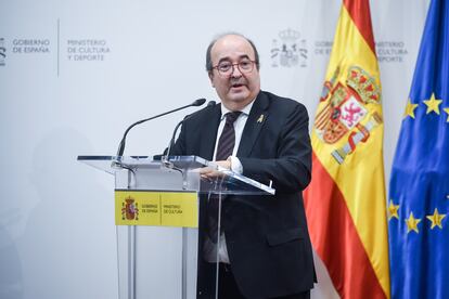 El exministro de Cultura y Deporte, Miquel Iceta, interviene durante el traspaso de su cartera a Ernest Urtasun, el pasado día 21.