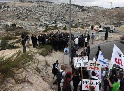 Activistas israelíes protestan contra el acto simbólico de la colocación de la piedra de fundamento para la ampliación del asentamiento de Nof Tzion, en Jerusalén Este
