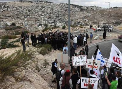 Activistas israelíes protestan contra el acto simbólico de la colocación de la piedra de fundamento para la ampliación del asentamiento de Nof Tzion, en Jerusalén Este