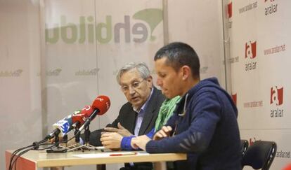 Dani Maeztu y Patxi Zabaleta, durante la rueda de prensa en la sede de Aralar.