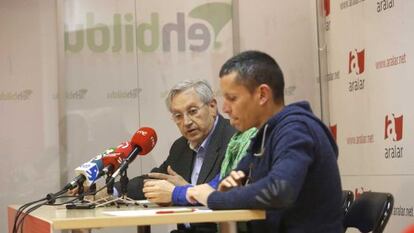 Dani Maeztu y Patxi Zabaleta, durante la rueda de prensa en la sede de Aralar.