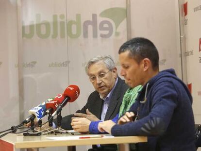 Dani Maeztu y Patxi Zabaleta, durante la rueda de prensa en la sede de Aralar.