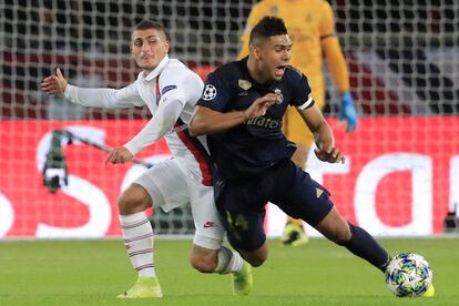 El jugador del Real Madrid Casemiro (a la derecha) y Marco Verratti, durante una jugada.