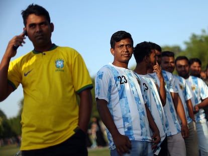 Aficionados en Qatar vestidos con camisetas de Brasil y Argentina, en Doha.