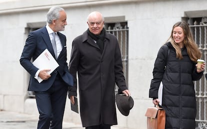 El expresidente del BBVA Francisco González, en el centro de la imagen, acude acompañado  de sus dos abogados a declarar en la Audiencia Nacional el pasado 16 de diciembre.