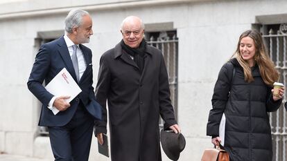 El expresidente del BBVA Francisco González, en el centro de la imagen, acude acompañado  de sus dos abogados a declarar en la Audiencia Nacional el pasado 16 de diciembre.