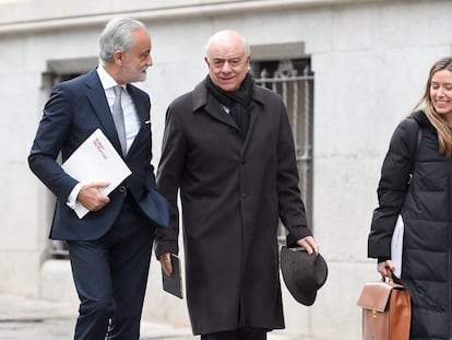 El expresidente del BBVA Francisco González, en el centro de la imagen, acude acompañado  de sus dos abogados a declarar en la Audiencia Nacional el pasado 16 de diciembre.