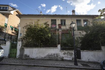 Fachada de la casa donde vivió el poeta Vicente Aleixandre, en la calle de Madrid que lleva su nombre.