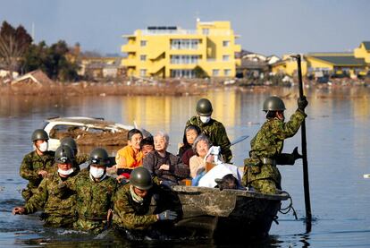 Militares ayudan en la evacuación de supervivientes en Minami Sanriku, en la prefectura de Miyagi.