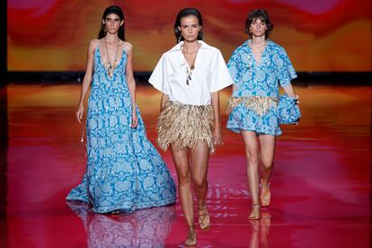 Tres modelos desfilan con una creaciones del diseñador Pedro del Hierro, durante la primera jornada de la 76ª edición de la pasarela Mercedes Benz Fashion Week Madrid.