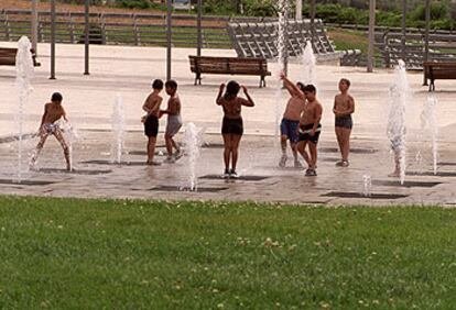 Unos niños juegan en un parque de Madrid, en una foto de archivo.