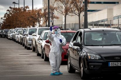 Vista general de la cola de coches formada para la toma de pruebas PCR ante el Hospital La Fe de València.