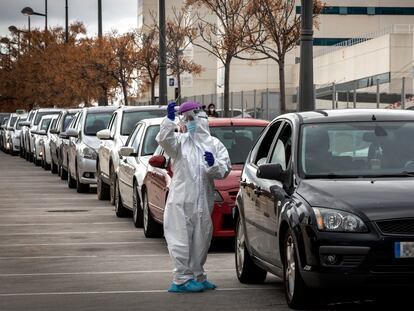 Vista general de la cola de coches formada para la toma de pruebas PCR ante el Hospital La Fe de València.