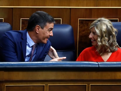 El presidente del Gobierno, Pedro Sánchez, y la vicepresidenta segunda y ministra de Trabajo y Economía Social, Yolanda Díaz, este jueves en el Congreso.